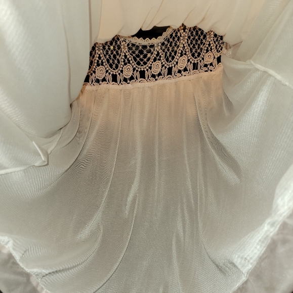 Pretty Angel Crochet Bodice Balloon Hem White Dressy Blouse Sz. Small - Picture 3 of 5